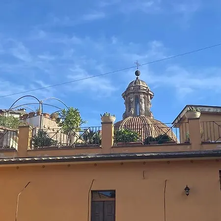 Over The Ruins Daire Roma